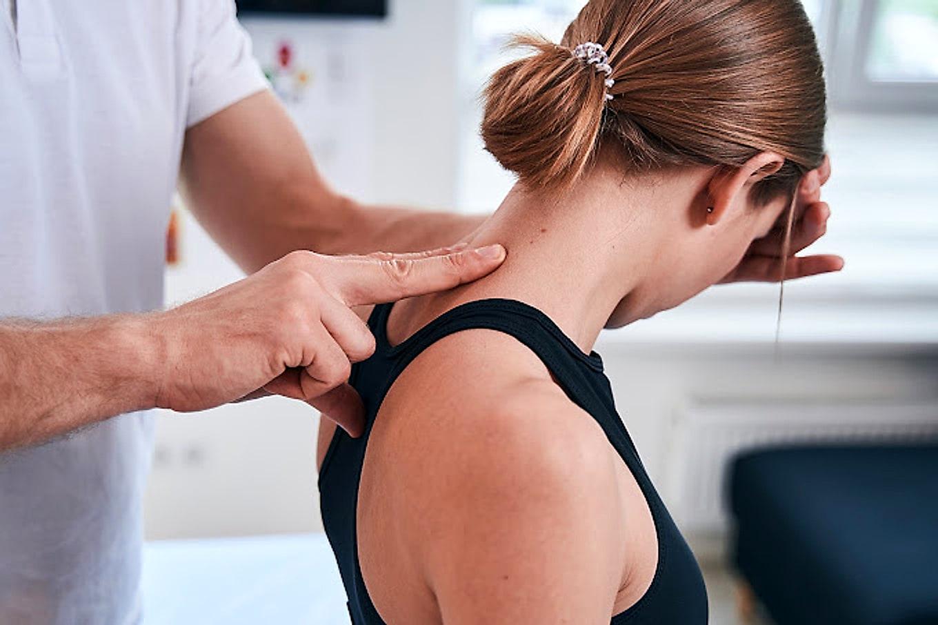 Physiotherapeutische Behandlung im Nacken- und Schulterbereich auf der Therapieliege